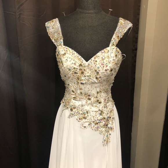 Wow $225 Either strapless or with straps Ivory Size 4 Pageants Gown by Envious - Picture 2 of 16